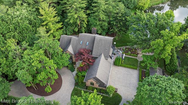Builiding view eighty one for 40360 Harmony, Northville, MI. 48167