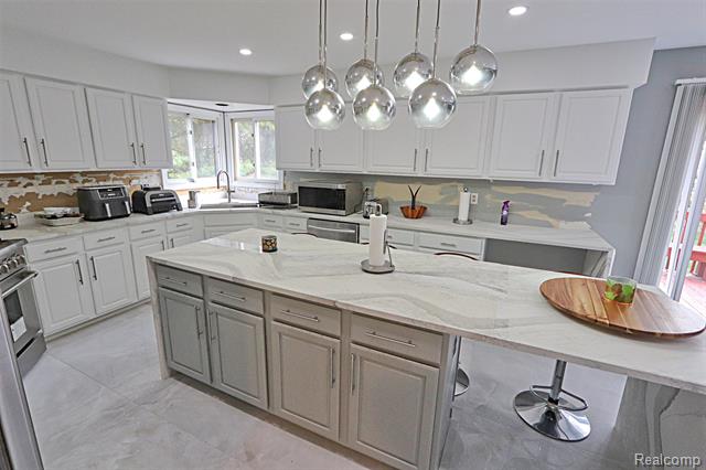 Builiding view twelve for 39405 Windsome, Northville, MI. 48167