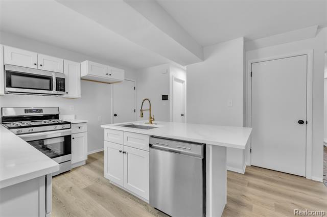 Builiding view eighteen for 23520 Rockingham, Southfield, MI. 48033