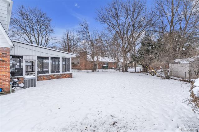 Builiding view forty five for 23520 Rockingham, Southfield, MI. 48033