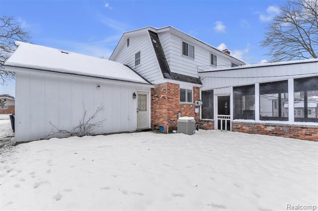 Builiding view forty seven for 23520 Rockingham, Southfield, MI. 48033