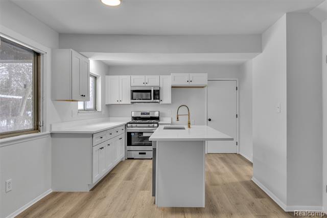 Builiding view thirteen for 23520 Rockingham, Southfield, MI. 48033