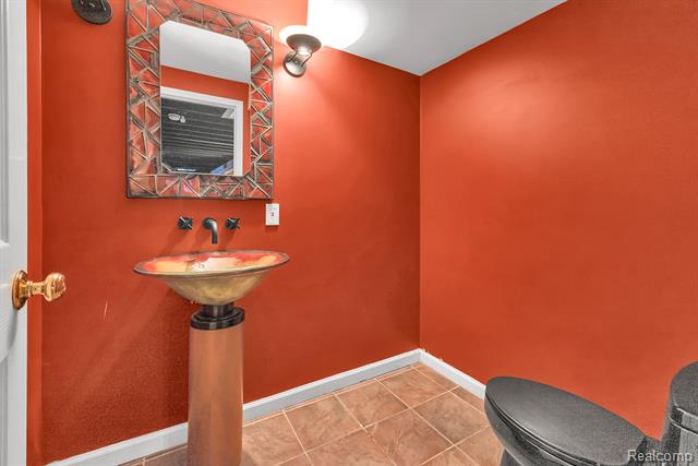 Builiding view eighty two for 46575 Red Oak, Northville, MI. 48168