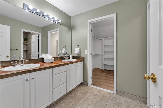 Builiding view sixty six for 46575 Red Oak, Northville, MI. 48168