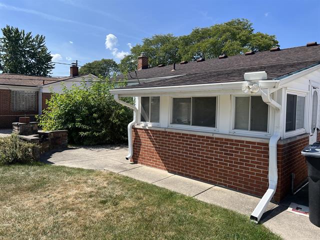 Builiding view eleven for 19436 Donna, Livonia, MI. 48152