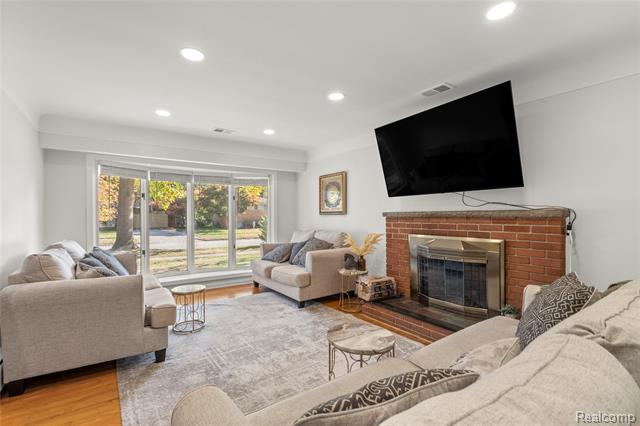 Builiding view four for 16537 Pollyanna, Livonia, MI. 48154