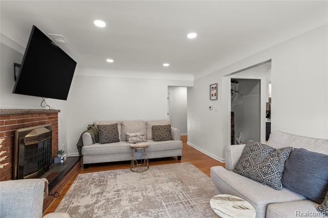 Builiding view six for 16537 Pollyanna, Livonia, MI. 48154