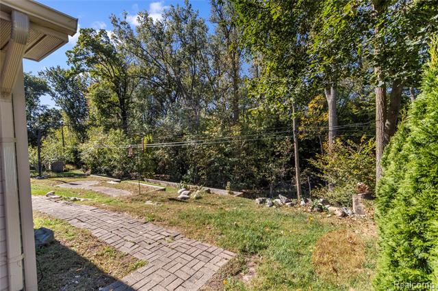 Builiding view thirty for 16537 Pollyanna, Livonia, MI. 48154