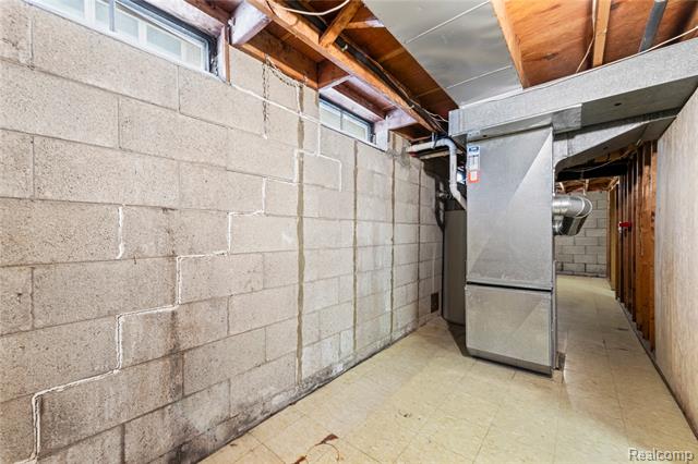 Builiding view eighteen for 28507 Sunnydale, Livonia, MI. 48154