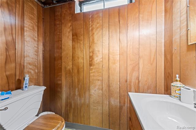 Builiding view fifteen for 28507 Sunnydale, Livonia, MI. 48154