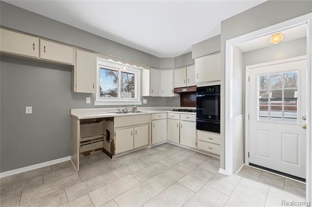 Builiding view five for 28507 Sunnydale, Livonia, MI. 48154