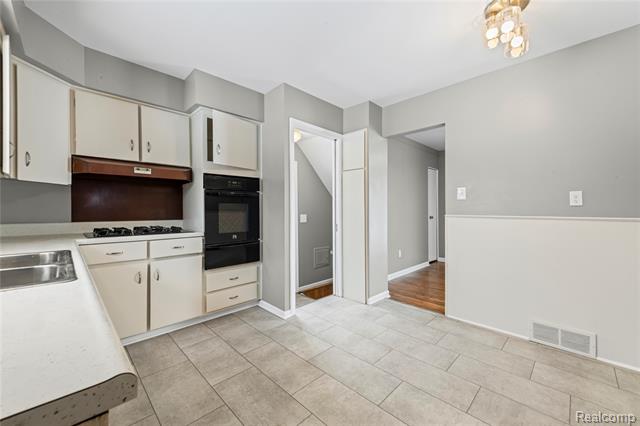 Builiding view six for 28507 Sunnydale, Livonia, MI. 48154