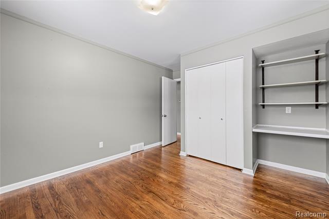 Builiding view ten for 28507 Sunnydale, Livonia, MI. 48154