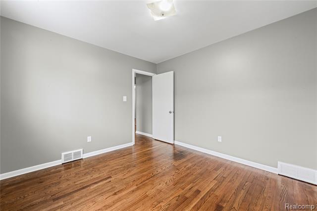 Builiding view twelve for 28507 Sunnydale, Livonia, MI. 48154