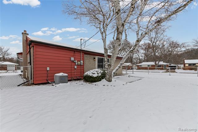 Builiding view twenty four for 28507 Sunnydale, Livonia, MI. 48154