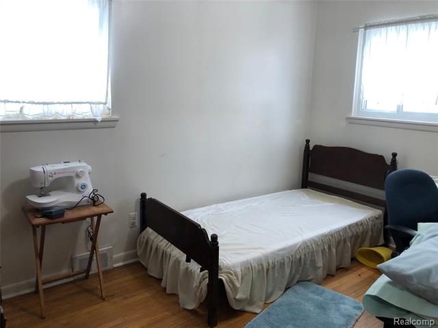 Builiding view four for 20010 Rensellor, Livonia, MI. 48152