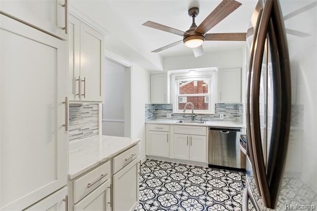 Builiding view ten for 26541 6 Mile, Redford, MI. 48240