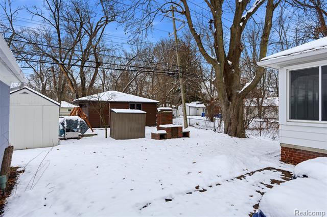 Builiding view thirty for 26541 6 Mile, Redford, MI. 48240