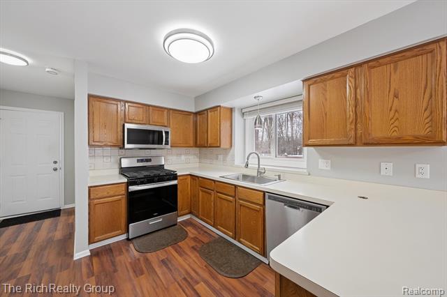 Builiding view eleven for 23197 Elmgrove, Farmington, MI. 48336