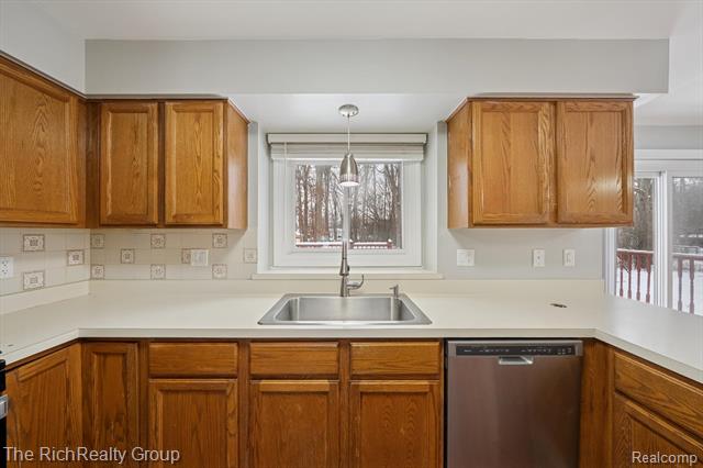 Builiding view fifteen for 23197 Elmgrove, Farmington, MI. 48336