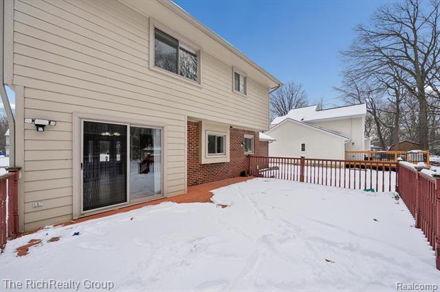 Builiding view thirty five for 23197 Elmgrove, Farmington, MI. 48336