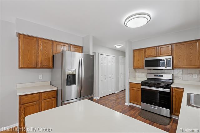 Builiding view twelve for 23197 Elmgrove, Farmington, MI. 48336