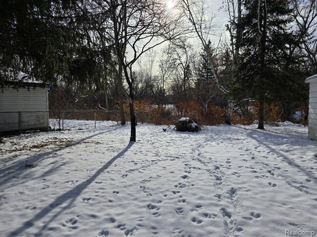 Builiding view sixteen for 17285 Gaylord, Redford, MI. 48240