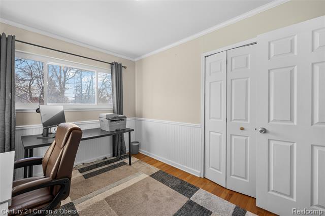 Builiding view eighteen for 18070 Floral, Livonia, MI. 48152