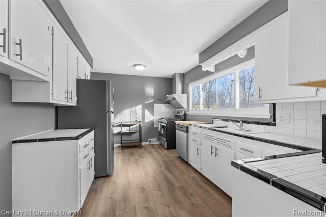 Builiding view eleven for 18070 Floral, Livonia, MI. 48152