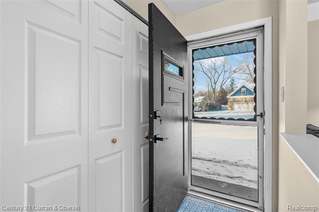 Builiding view five for 18070 Floral, Livonia, MI. 48152