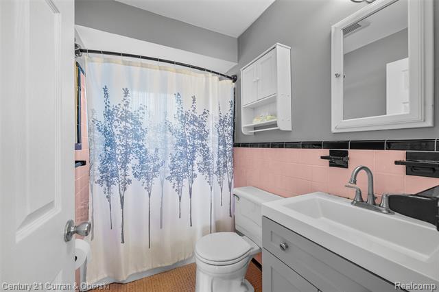 Builiding view nineteen for 18070 Floral, Livonia, MI. 48152