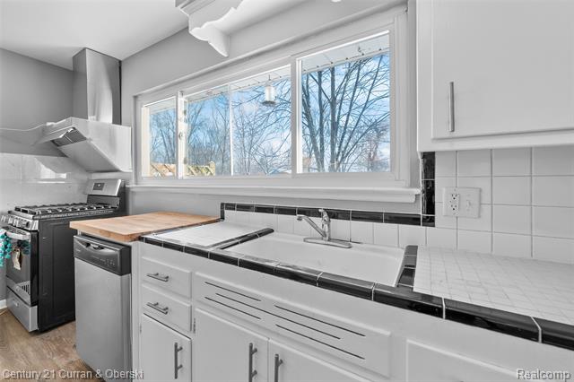 Builiding view sixteen for 18070 Floral, Livonia, MI. 48152