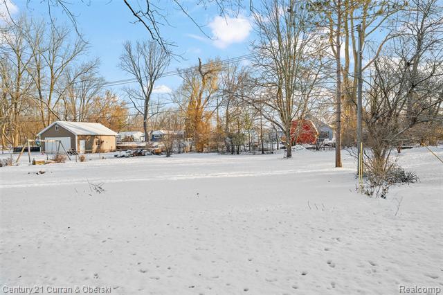 Builiding view thirty two for 18070 Floral, Livonia, MI. 48152