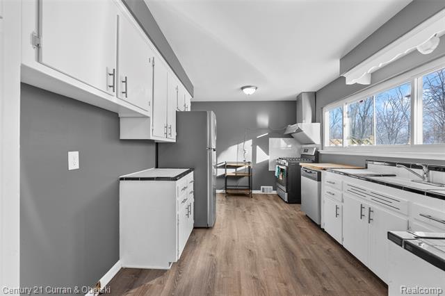 Builiding view twelve for 18070 Floral, Livonia, MI. 48152