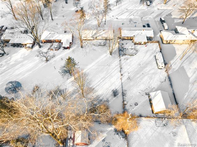 Builiding view twenty eight for 18070 Floral, Livonia, MI. 48152