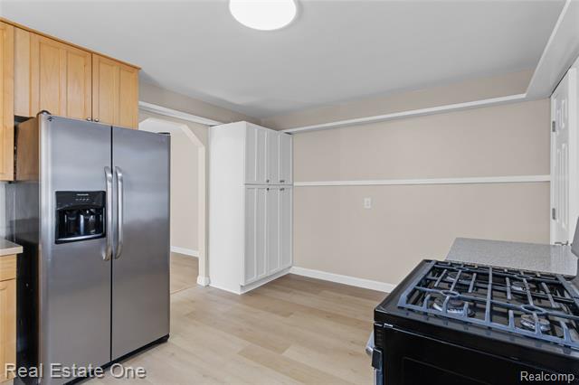 Builiding view eight for 18404 Deering, Livonia, MI. 48152