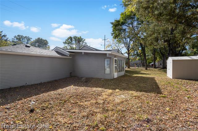 Builiding view eighteen for 18404 Deering, Livonia, MI. 48152