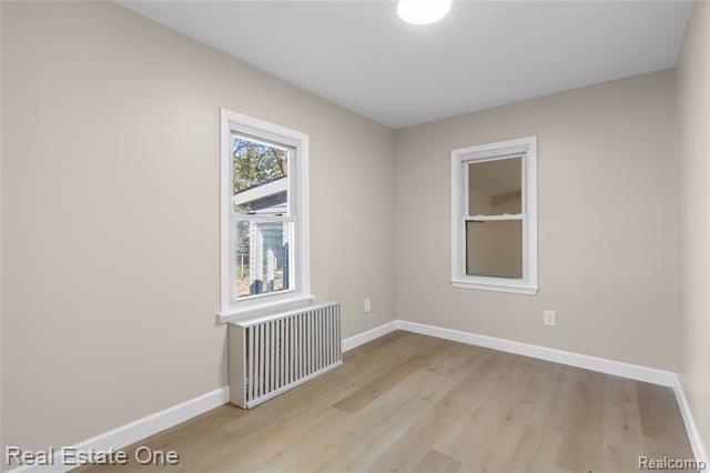 Builiding view fifteen for 18404 Deering, Livonia, MI. 48152