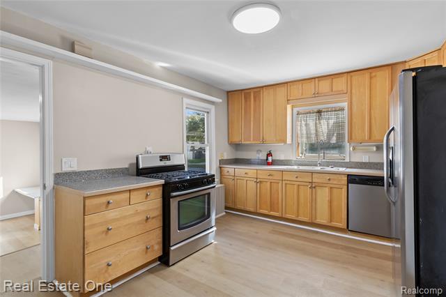 Builiding view nine for 18404 Deering, Livonia, MI. 48152