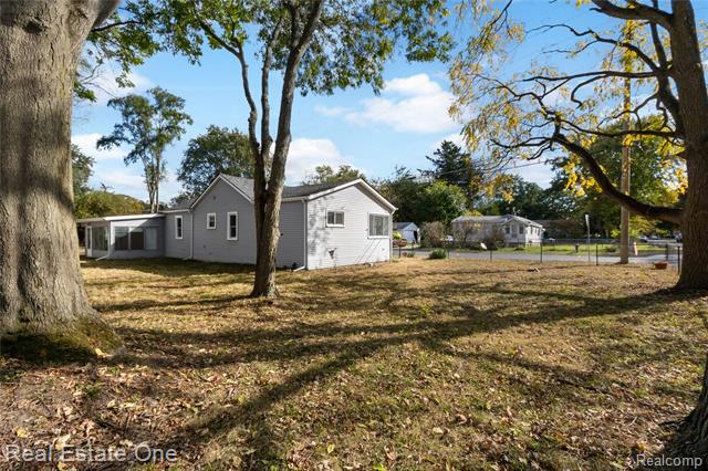 Builiding view nineteen for 18404 Deering, Livonia, MI. 48152