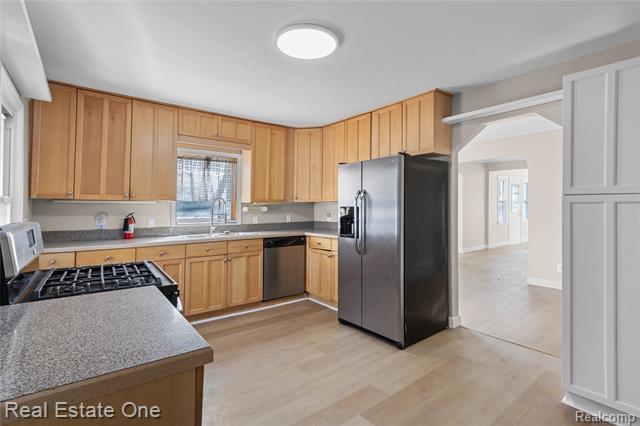 Builiding view seven for 18404 Deering, Livonia, MI. 48152