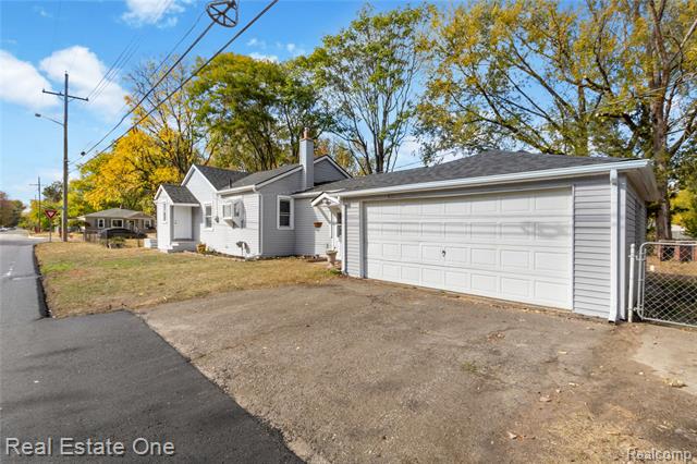 Builiding view seventeen for 18404 Deering, Livonia, MI. 48152