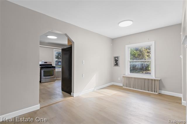 Builiding view six for 18404 Deering, Livonia, MI. 48152