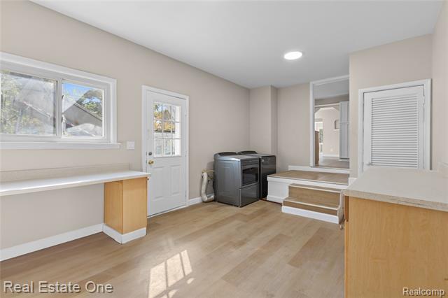 Builiding view sixteen for 18404 Deering, Livonia, MI. 48152