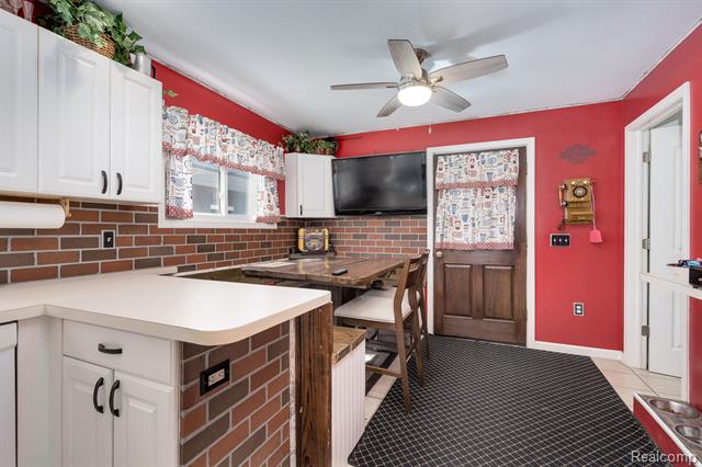 Builiding view fifteen for 18435 Glenmore, Redford, MI. 48240