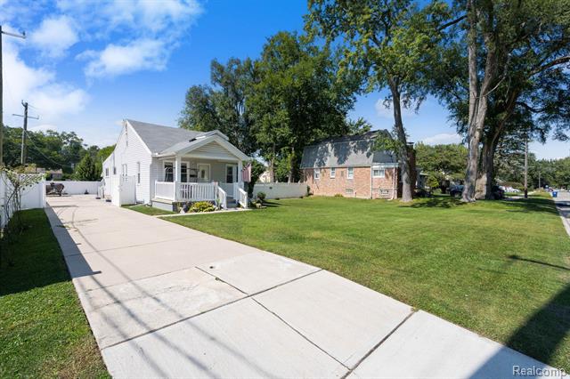 Builiding view forty seven for 18435 Glenmore, Redford, MI. 48240