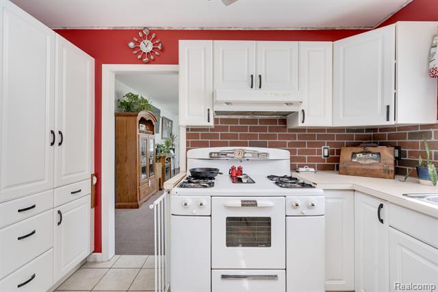 Builiding view fourteen for 18435 Glenmore, Redford, MI. 48240