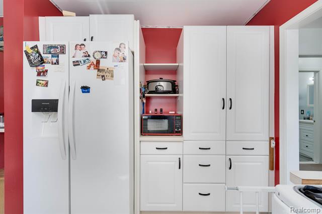 Builiding view sixteen for 18435 Glenmore, Redford, MI. 48240