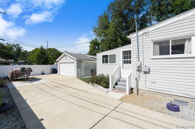 Builiding view thirty five for 18435 Glenmore, Redford, MI. 48240