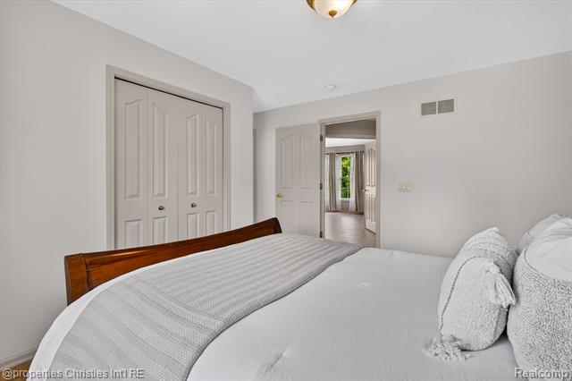 Builiding view forty five for 45094 Oak Forest, Northville, MI. 48168